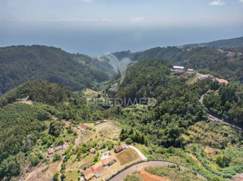 Terreno com palheiro vista mar e montanha no santo da serra