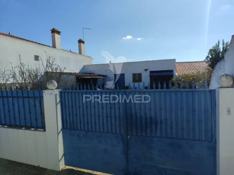 Terreno urbano com garagem  de 121 m2 em alpiarça