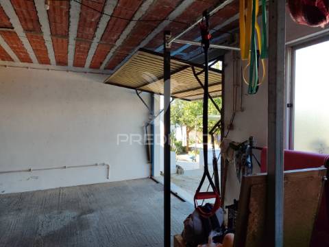 Terreno urbano com garagem  de 121 m2 em alpiarça