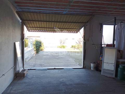 Terreno urbano com garagem  de 121 m2 em alpiarça