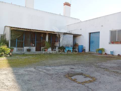 Terreno urbano com garagem  de 121 m2 em alpiarça