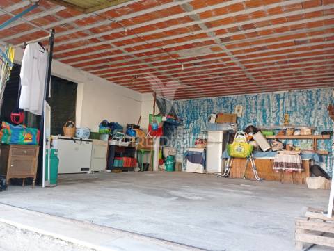 Terreno urbano com garagem  de 121 m2 em alpiarça