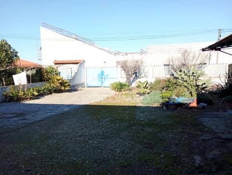 Terreno urbano com garagem  de 121 m2 em alpiarça