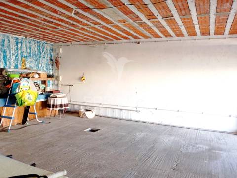 Terreno urbano com garagem  de 121 m2 em alpiarça