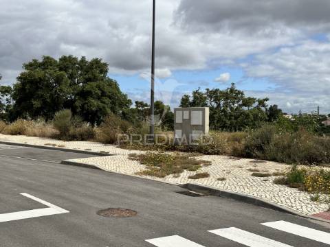 Lote para construir moradia e piscina a 2km da praia