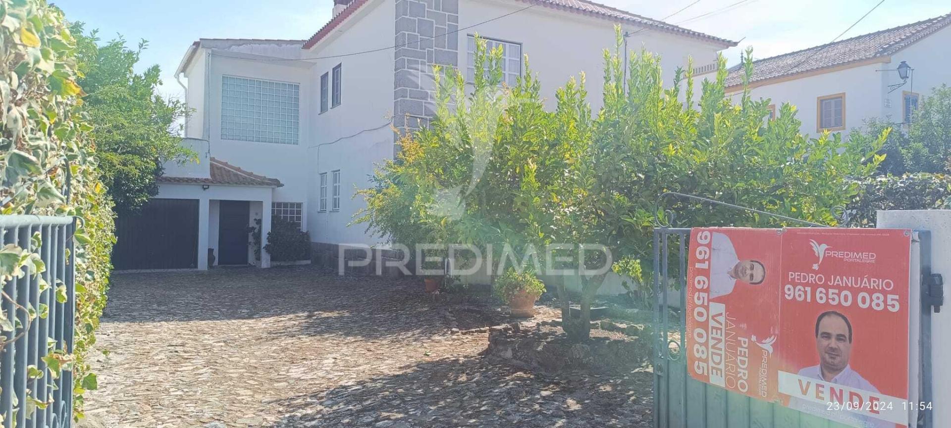Vivenda de primeiro andar com quintal e garagem em alter do chão