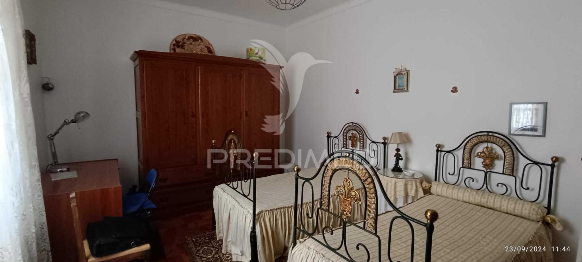Vivenda de primeiro andar com quintal e garagem em alter do chão