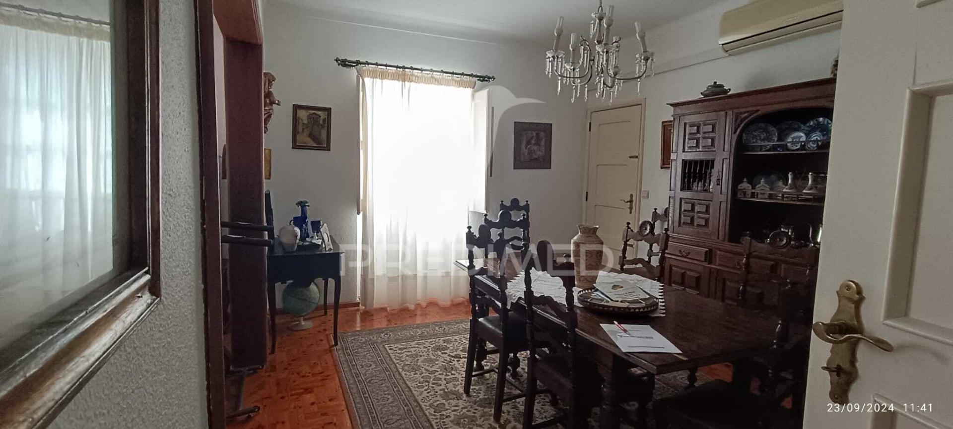Vivenda de primeiro andar com quintal e garagem em alter do chão