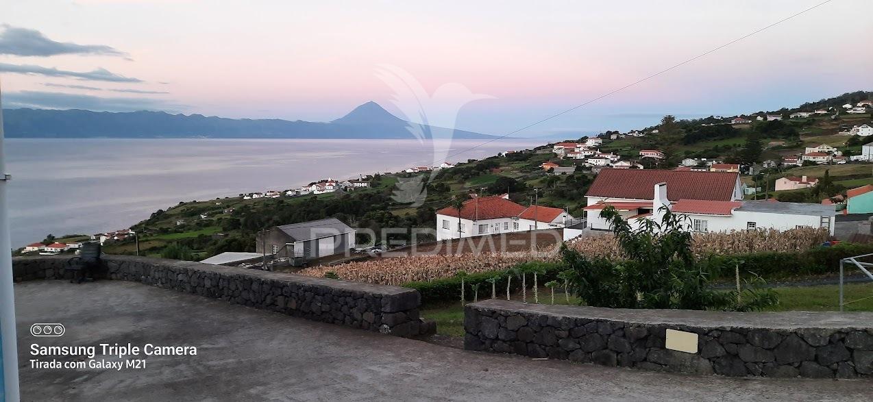 Moradia com vista deslumbrante para o mar e ilha do pico – calheta, ilha de são jorge
