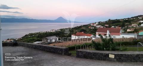 Moradia com vista deslumbrante para o mar e ilha do pico – calheta, ilha de são jorge