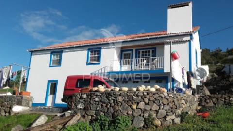 Moradia com vista deslumbrante para o mar e ilha do pico – calheta, ilha de são jorge