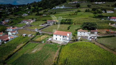 Moradia com vista deslumbrante para o mar e ilha do pico – calheta, ilha de são jorge