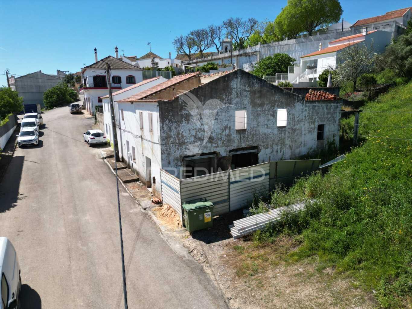 Moradia na aldeia - são marcos da serra