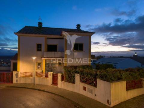 Vivenda de dois pisos transformada em alojamento local