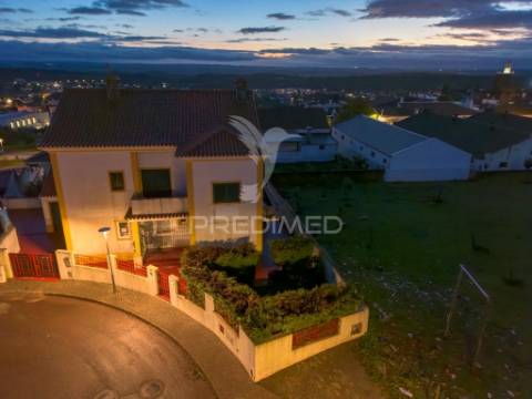 Vivenda de dois pisos transformada em alojamento local