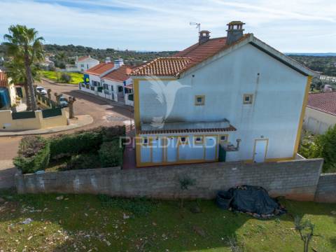 Vivenda de dois pisos transformada em alojamento local