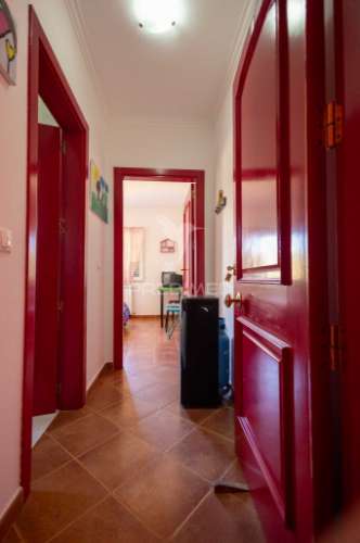 Vivenda de dois pisos transformada em alojamento local