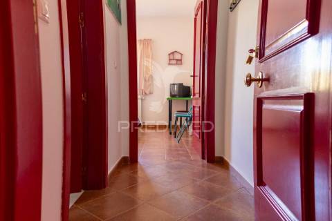 Vivenda de dois pisos transformada em alojamento local