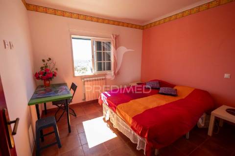 Vivenda de dois pisos transformada em alojamento local