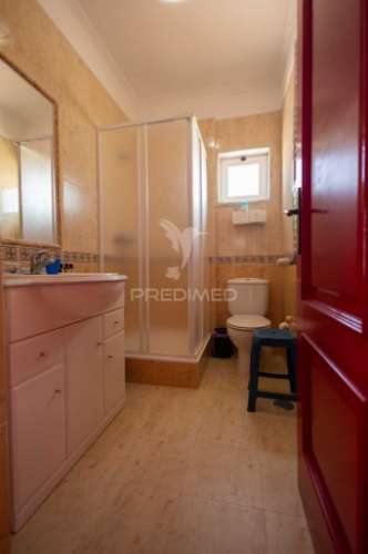 Vivenda de dois pisos transformada em alojamento local