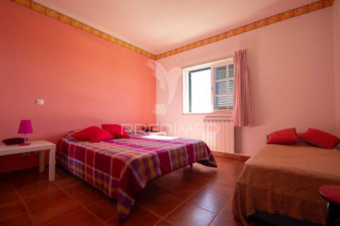 Vivenda de dois pisos transformada em alojamento local