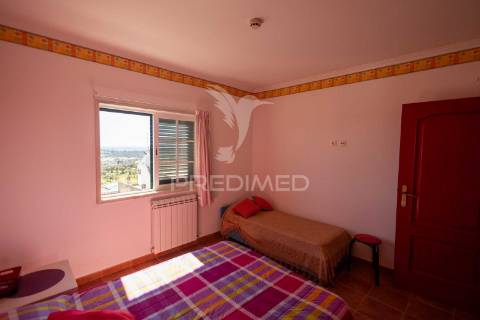 Vivenda de dois pisos transformada em alojamento local