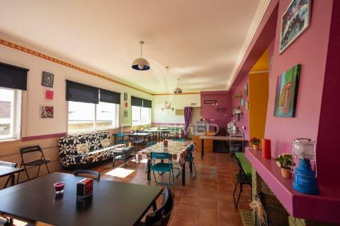 Vivenda de dois pisos transformada em alojamento local