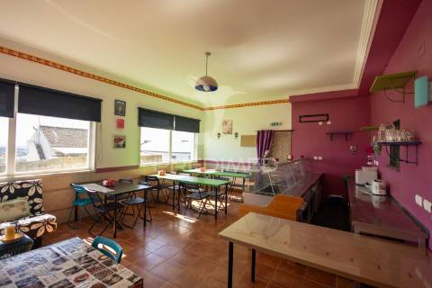 Vivenda de dois pisos transformada em alojamento local