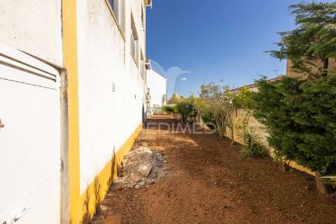 Vivenda de dois pisos transformada em alojamento local