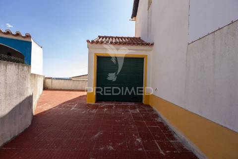 Vivenda de dois pisos transformada em alojamento local