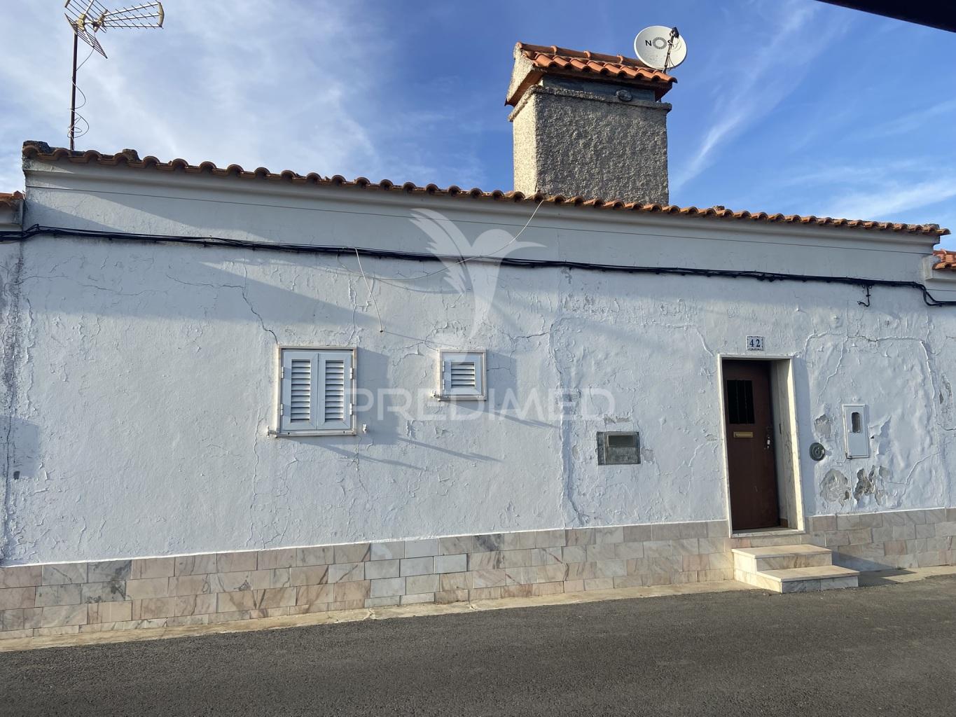 Moradia t2 com logradouro, em são brás dos matos, alandroal