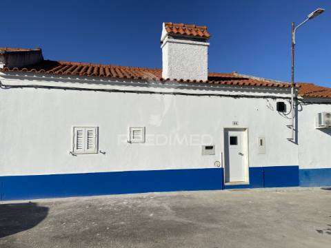 Moradia t2 com logradouro, remodelada, em são brás dos matos, alandroal
