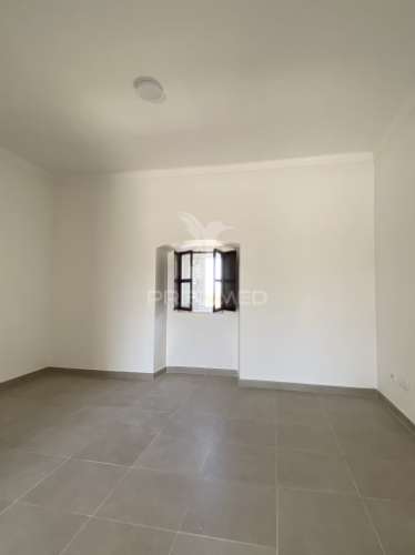 Moradia t2 com logradouro, remodelada, em são brás dos matos, alandroal