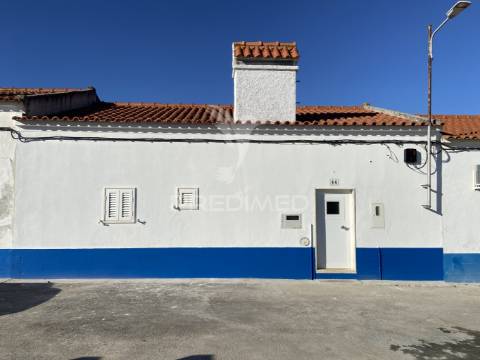 Moradia t2 com logradouro, remodelada, em são brás dos matos, alandroal