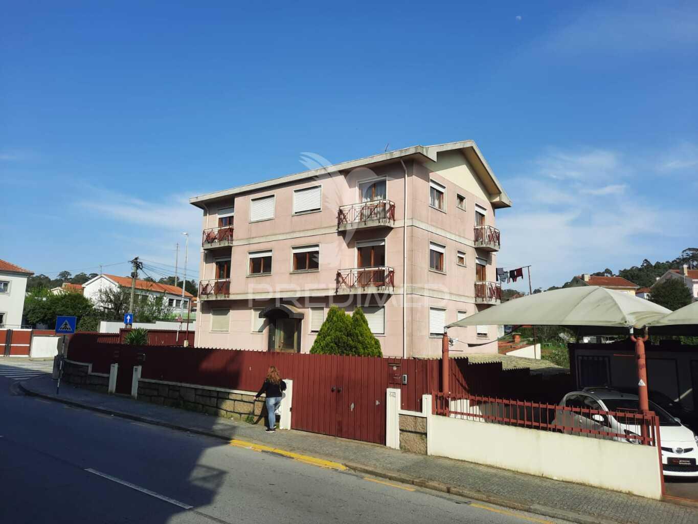 T1+1 de 3 frentes à venda em gondomar