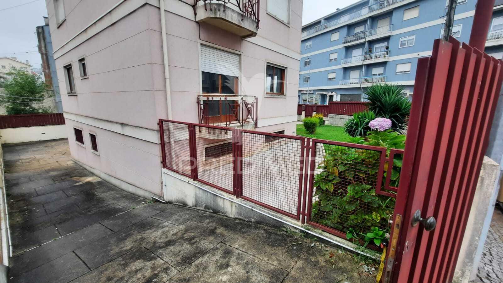 T1+1 de 3 frentes à venda em gondomar