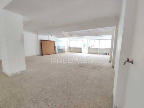 Loja com 210 m2 / cacém