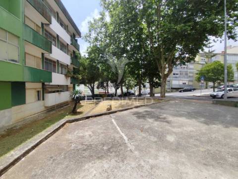 Loja com 210 m2 / cacém