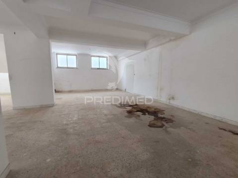 Loja com 210 m2 / cacém