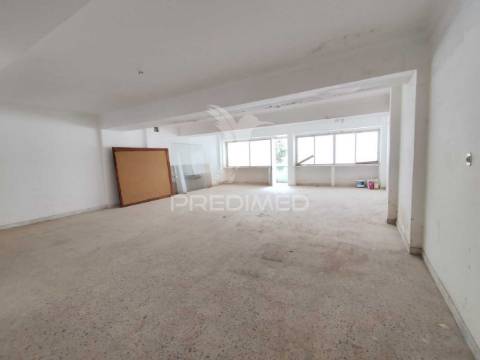 Loja com 210 m2 / cacém