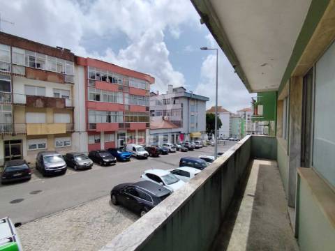 Loja com 210 m2 / cacém