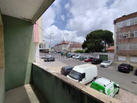 Loja com 210 m2 / cacém