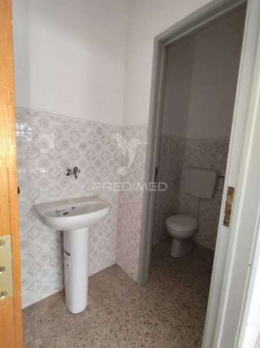 Loja com 210 m2 / cacém