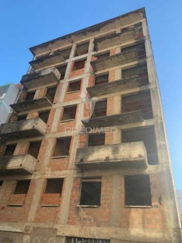 Prédio urbano em fase de construção