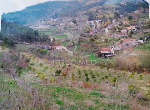 Terreno para construção com vistas para o rio douro