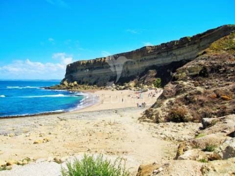 Moradia isolada térrea com piscina em construção — tranquilidade e modernidade em sesimbra