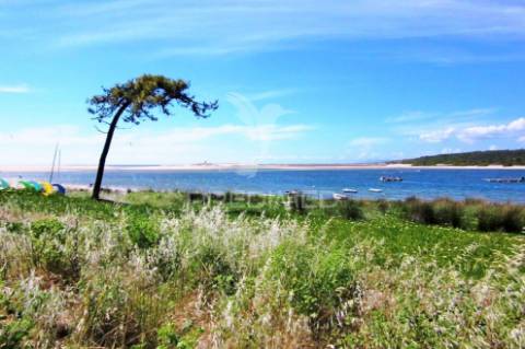 Moradia isolada térrea com piscina em construção — tranquilidade e modernidade em sesimbra