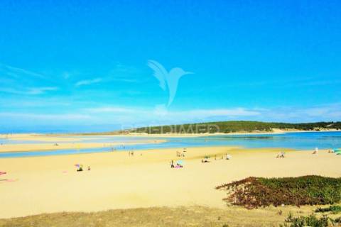 Moradia isolada térrea com piscina em construção — tranquilidade e modernidade em sesimbra