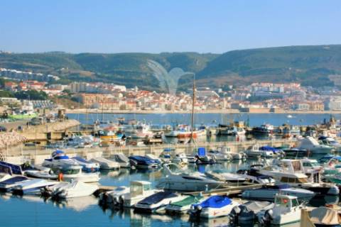 Moradia isolada térrea com piscina em construção — tranquilidade e modernidade em sesimbra