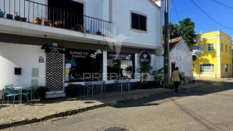 Trespasse de restaurante churrasqueira no centro de lagoa